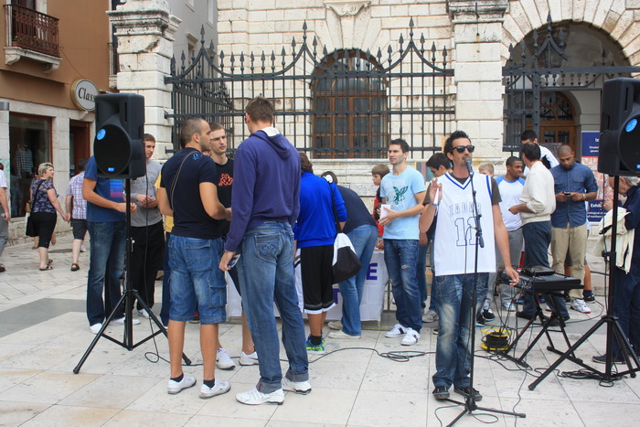 Narodni trg: Predstavljene košarakašice i košarkaši Zadra. foto: Mladen Malik