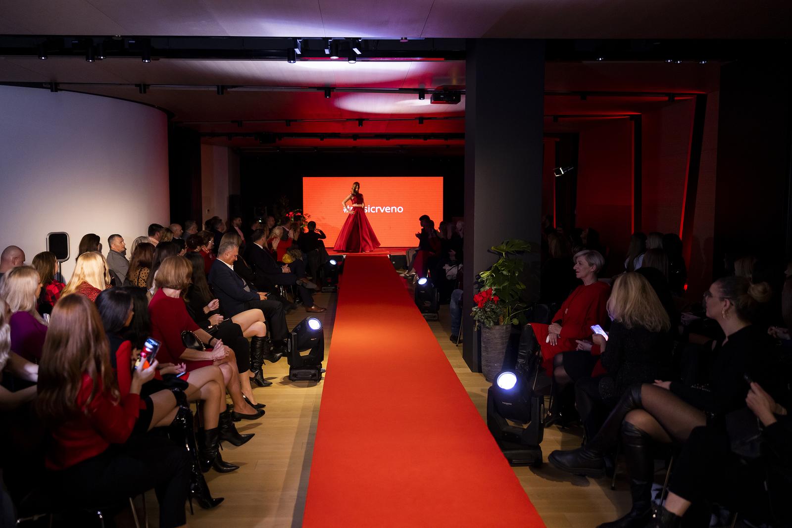 Dan crvenih haljina – modna revija u Splitu