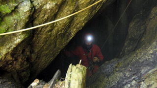 Zadar, 090612.Danas su spasitelji HGSSa odradili akciju spasavanja unesrecenog speleologa Marjana Marovica koji je dozivio nesrecu u jami Kita Gacesina. U akciji je sudjelovalo oko 150 gorski spasioca te su uspjesno izvukli speleologa na sigurno.Foto: H