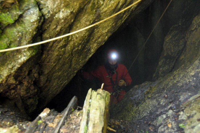 Zadar, 090612.Danas su spasitelji HGSSa odradili akciju spasavanja unesrecenog speleologa Marjana Marovica koji je dozivio nesrecu u jami Kita Gacesina. U akciji je sudjelovalo oko 150 gorski spasioca te su uspjesno izvukli speleologa na sigurno.Foto: H