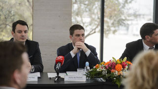 Ministar Oleg Butković potpisao ugovore za izgradnju trajektne luke Tkon i sanaciju luka Turanj, Mandre i Petrčane Ministar Oleg Butković potpisao ugovore za izgradnju trajektne luke Tkon i sanaciju luka Turanj, Mandre i Petrčane