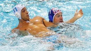 Zagreb, 050910.
Bazen Mladost na Savi.
29. Europsko prvenstvo u vaterpolu.
Hrvatska – Italija
Na fotografiji: Matteo Aicardi i Igor Hinic (D)
Foto: Ronald Gorsic / CROPIX