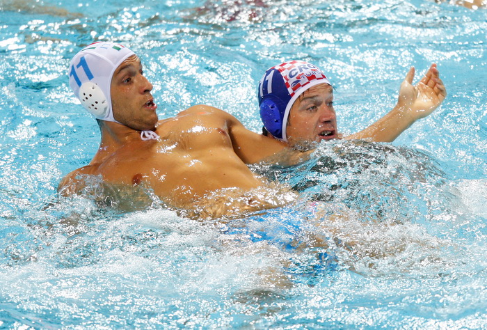 Zagreb, 050910.
Bazen Mladost na Savi.
29. Europsko prvenstvo u vaterpolu.
Hrvatska – Italija
Na fotografiji: Matteo Aicardi i Igor Hinic (D)
Foto: Ronald Gorsic / CROPIX