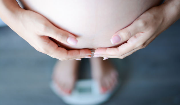 Težina – pretile žene će češće začeti blizance od onih normalne težine. Višak masti dovodi do povećane razine estrogena koja može dovesti do prekomjerne stimulacije jajnika