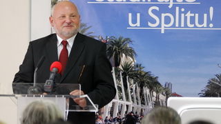 Split, 051010.
Aspira, Visoka skola za sportski menadzment.
Medju upisanim polaznicima skole je Blanka Vlasic, Tina Mihelic, sestre Lucija i Ana Zaninovic, Ivana Brkljacic, Igor Stimac.
Pozdravni govor je odrzao i Zlatko Matesa koji je pozdravio sve prisu Split, 051010.
Aspira, Visoka skola za sportski menadzment.
Medju upisanim polaznicima skole je Blanka Vlasic, Tina Mihelic, sestre Lucija i Ana Zaninovic, Ivana Brkljacic, Igor Stimac.
Pozdravni govor je odrzao i Zlatko Matesa koji je pozdravio sve prisu