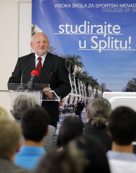 Split, 051010.
Aspira, Visoka skola za sportski menadzment.
Medju upisanim polaznicima skole je Blanka Vlasic, Tina Mihelic, sestre Lucija i Ana Zaninovic, Ivana Brkljacic, Igor Stimac.
Pozdravni govor je odrzao i Zlatko Matesa koji je pozdravio sve prisu Split, 051010.
Aspira, Visoka skola za sportski menadzment.
Medju upisanim polaznicima skole je Blanka Vlasic, Tina Mihelic, sestre Lucija i Ana Zaninovic, Ivana Brkljacic, Igor Stimac.
Pozdravni govor je odrzao i Zlatko Matesa koji je pozdravio sve prisu