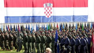 Svečano postrojavanje na stadionu u Kranjčevićevoj u povodu Dana Oružanih snaga Republike Hrvatske. Foto. PIXSELL Svečano postrojavanje na stadionu u Kranjčevićevoj u povodu Dana Oružanih snaga Republike Hrvatske. Foto. PIXSELL