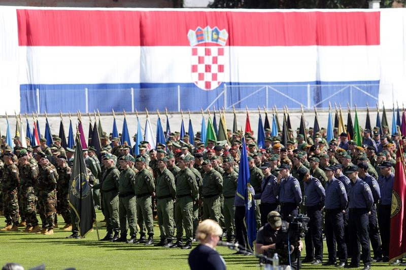Svečano postrojavanje na stadionu u Kranjčevićevoj u povodu Dana Oružanih snaga Republike Hrvatske. Foto. PIXSELL Svečano postrojavanje na stadionu u Kranjčevićevoj u povodu Dana Oružanih snaga Republike Hrvatske. Foto. PIXSELL
