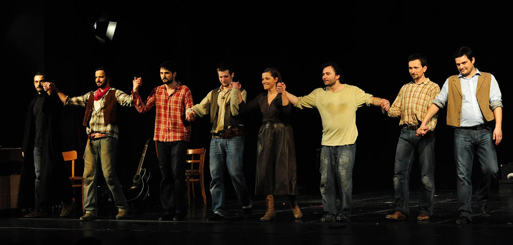 Zadar, 21.01.2013. snimio: Nenad Marčev
TEATAR EXIT, Zagreb
Saša Anočić
KAUBOJI
redatelj: Saša Anočić
igraju: Živko Anočić, Matija Antolić,
Hrvoje Barišić, Krunoslav Klabučar,
Rakan Rushaidat, Radovan Ruždjak i Ivana Rushaidat
izvan pre Zadar, 21.01.2013. snimio: Nenad Marčev
TEATAR EXIT, Zagreb
Saša Anočić
KAUBOJI
redatelj: Saša Anočić
igraju: Živko Anočić, Matija Antolić,
Hrvoje Barišić, Krunoslav Klabučar,
Rakan Rushaidat, Radovan Ruždjak i Ivana Rushaidat
izvan pre