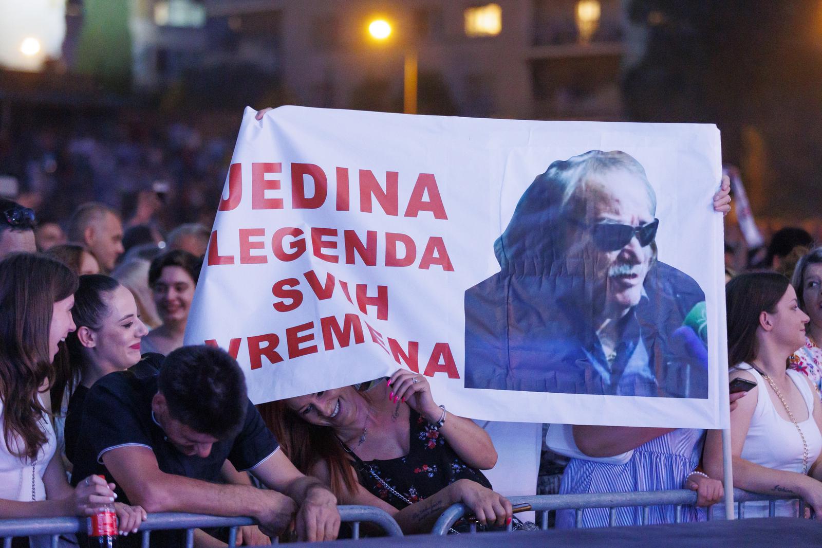 Mišo Kovač i prijatelji na Starom placu u Splitu Mišo Kovač i prijatelji na Starom placu u Splitu