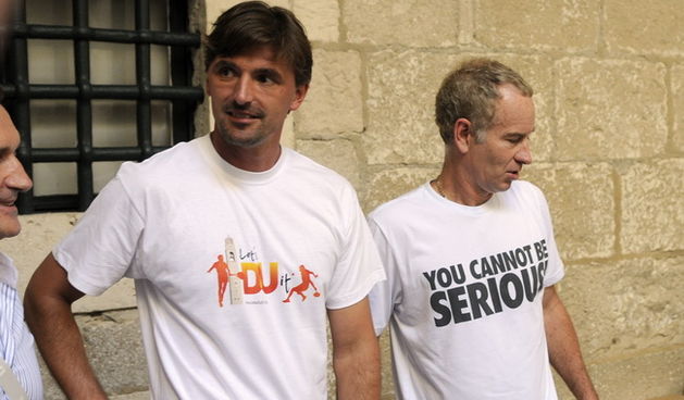 Dubrovnik, 080710. Danas se ispred Knezeva dvora u Dubrovniku odrzao humanitarni mec za pedijatriju Dubrovacke opce bolnice, mec su odigrali tenisaci Goran Ivanisevic i John McEnroe.  Foto: Admir Buljubasic / CROPIX