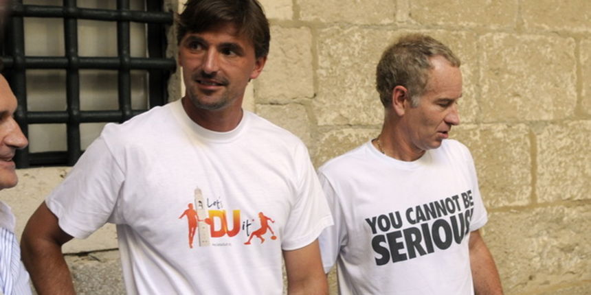 Dubrovnik, 080710. Danas se ispred Knezeva dvora u Dubrovniku odrzao humanitarni mec za pedijatriju Dubrovacke opce bolnice, mec su odigrali tenisaci Goran Ivanisevic i John McEnroe. Foto: Admir Buljubasic / CROPIX Dubrovnik, 080710. Danas se ispred Knezeva dvora u Dubrovniku odrzao humanitarni mec za pedijatriju Dubrovacke opce bolnice, mec su odigrali tenisaci Goran Ivanisevic i John McEnroe. Foto: Admir Buljubasic / CROPIX