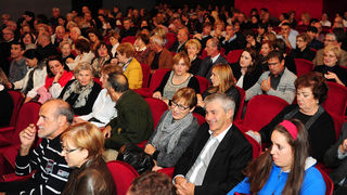Zadar, 06.11.2012. snimio: Nenad Marčev
Gradsko kazalište Sisak &
Kazališna družina AMICRO
Mario Fratti:
PRIJATELJI(CE), komedija
redatelj: Boris B. Hrovat
igraju: Goran Grgić, Nada Abrus,
Dunja Sepčić, Igor Golub
Dvorana HNK Zadar Zadar, 06.11.2012. snimio: Nenad Marčev
Gradsko kazalište Sisak &
Kazališna družina AMICRO
Mario Fratti:
PRIJATELJI(CE), komedija
redatelj: Boris B. Hrovat
igraju: Goran Grgić, Nada Abrus,
Dunja Sepčić, Igor Golub
Dvorana HNK Zadar