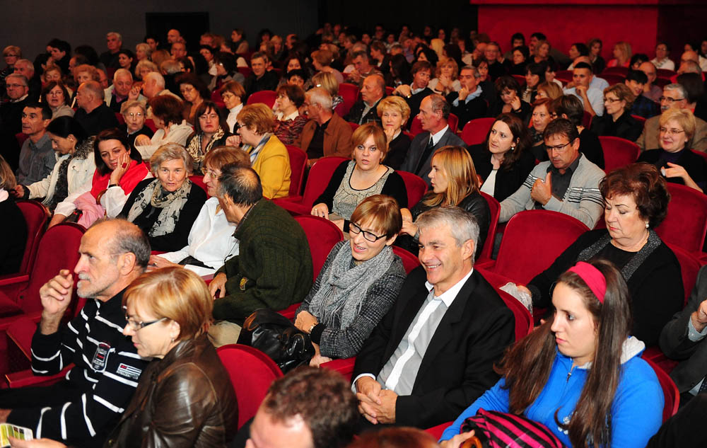 Zadar, 06.11.2012. snimio: Nenad Marčev
Gradsko kazalište Sisak &
Kazališna družina AMICRO
Mario Fratti:
PRIJATELJI(CE), komedija
redatelj: Boris B. Hrovat
igraju: Goran Grgić, Nada Abrus,
Dunja Sepčić, Igor Golub
Dvorana HNK Zadar Zadar, 06.11.2012. snimio: Nenad Marčev
Gradsko kazalište Sisak &
Kazališna družina AMICRO
Mario Fratti:
PRIJATELJI(CE), komedija
redatelj: Boris B. Hrovat
igraju: Goran Grgić, Nada Abrus,
Dunja Sepčić, Igor Golub
Dvorana HNK Zadar
