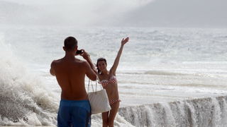 Zadar, 260812
Olujno nevrijeme sa jakim zapadnim vjetrom zahvatilo je u ranim popodnevnim satima zadarsko podrucje na radost brojnih turista i Zadrana koji su uzivali u prekrasnim prizorima, ali isto tako i na nesrecu mnogih nauticara kojima je ovakva olu