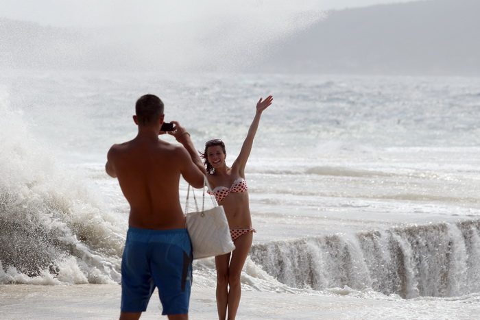 Zadar, 260812
Olujno nevrijeme sa jakim zapadnim vjetrom zahvatilo je u ranim popodnevnim satima zadarsko podrucje na radost brojnih turista i Zadrana koji su uzivali u prekrasnim prizorima, ali isto tako i na nesrecu mnogih nauticara kojima je ovakva olu