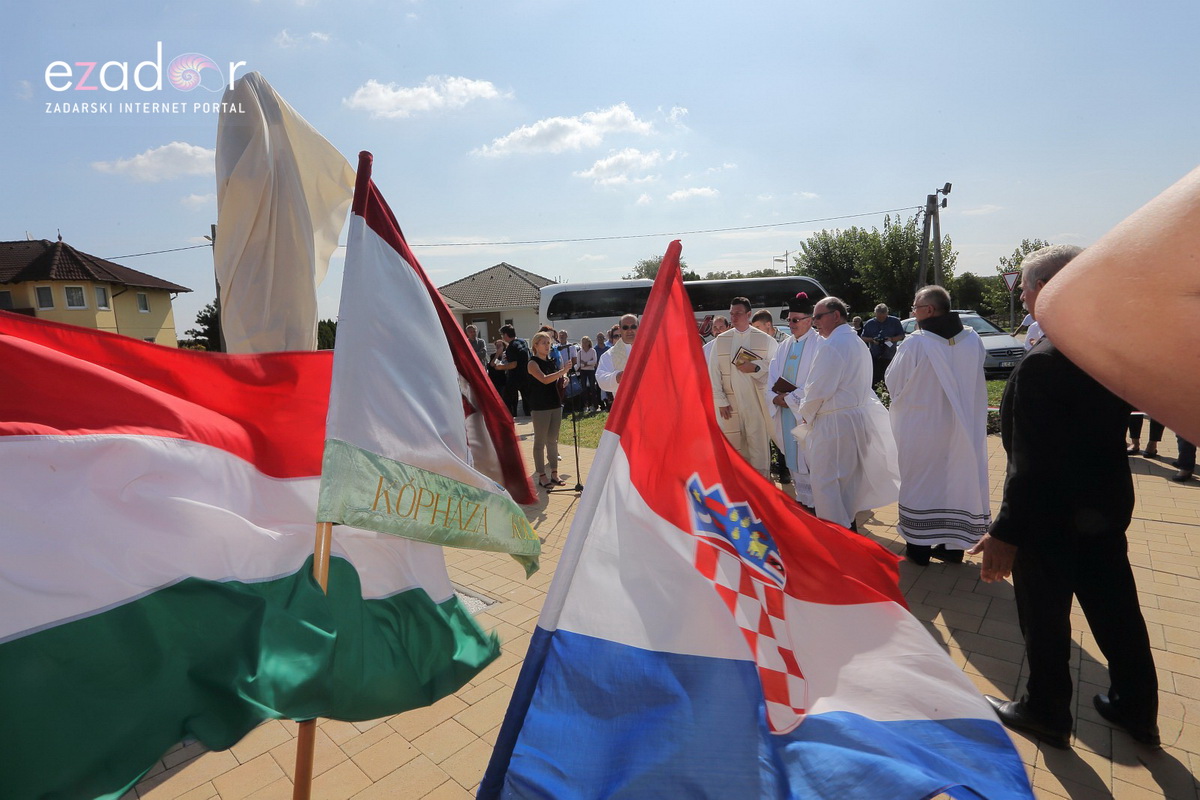 Bibinjci gradišćanskim Hrvatima darovali 1.82 metara visok kip sv. Roka Bibinjci gradišćanskim Hrvatima darovali 1.82 metara visok kip sv. Roka