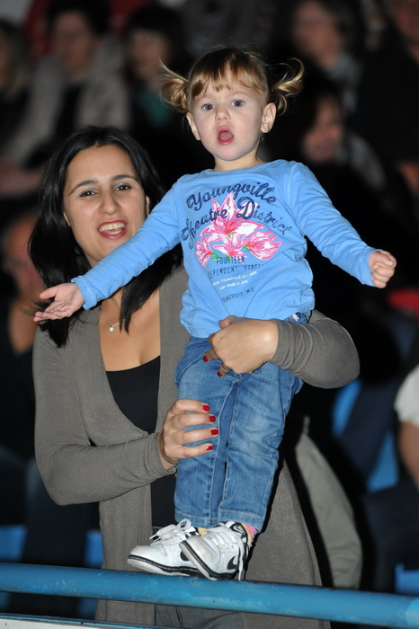 Zadar, 211112
Dvorana Jazine.
Humanitarni koncert za obitelj Vukic iz zadarskih arbanasa koja ce, ukoliko se ne skupe potrebna sredstva, uskoro biti delozirana iz svog doma.
Na fotografiji: detalj sa koncerta.
Foto: Luka Gerlanc / CROPIX Zadar, 211112
Dvorana Jazine.
Humanitarni koncert za obitelj Vukic iz zadarskih arbanasa koja ce, ukoliko se ne skupe potrebna sredstva, uskoro biti delozirana iz svog doma.
Na fotografiji: detalj sa koncerta.
Foto: Luka Gerlanc / CROPIX