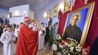 Zadarski nadbiskup Puljić predvodio svetu misu u Kistanjama povodom obilježavanja obljetnice proglašenja blaženim Serafina Kodića Zadarski nadbiskup Puljić predvodio svetu misu u Kistanjama povodom obilježavanja obljetnice proglašenja blaženim Serafina Kodića