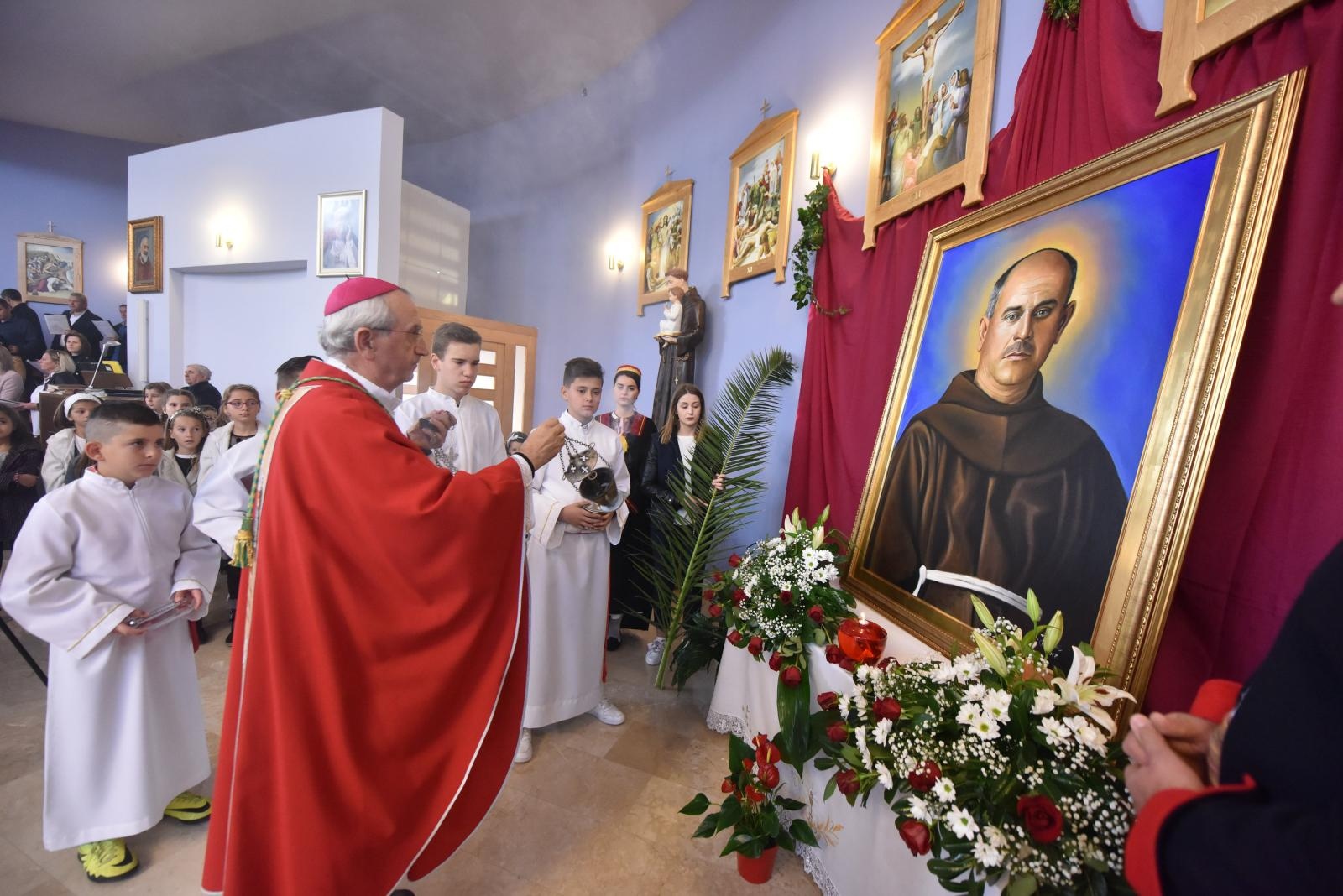 Zadarski nadbiskup Puljić predvodio svetu misu u Kistanjama povodom obilježavanja obljetnice proglašenja blaženim Serafina Kodića Zadarski nadbiskup Puljić predvodio svetu misu u Kistanjama povodom obilježavanja obljetnice proglašenja blaženim Serafina Kodića