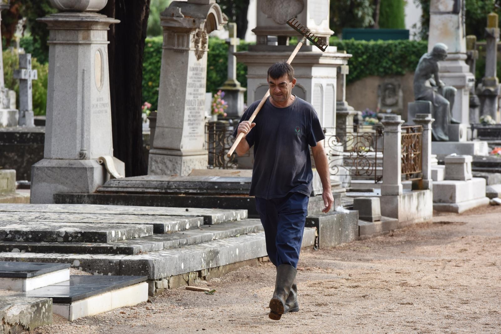 Djelatnici Nasada saniraju štetu na Gradskom groblju Zadar Djelatnici Nasada saniraju štetu na Gradskom groblju Zadar