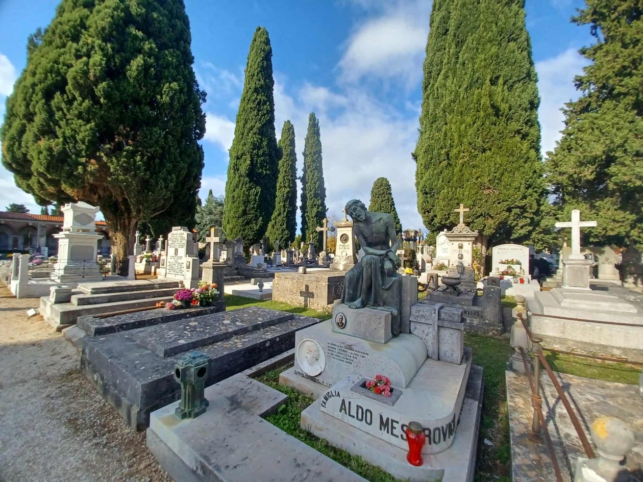 Gradsko groblje Zadar – stare grobnice i impresivni kipovi Gradsko groblje Zadar – stare grobnice i impresivni kipovi