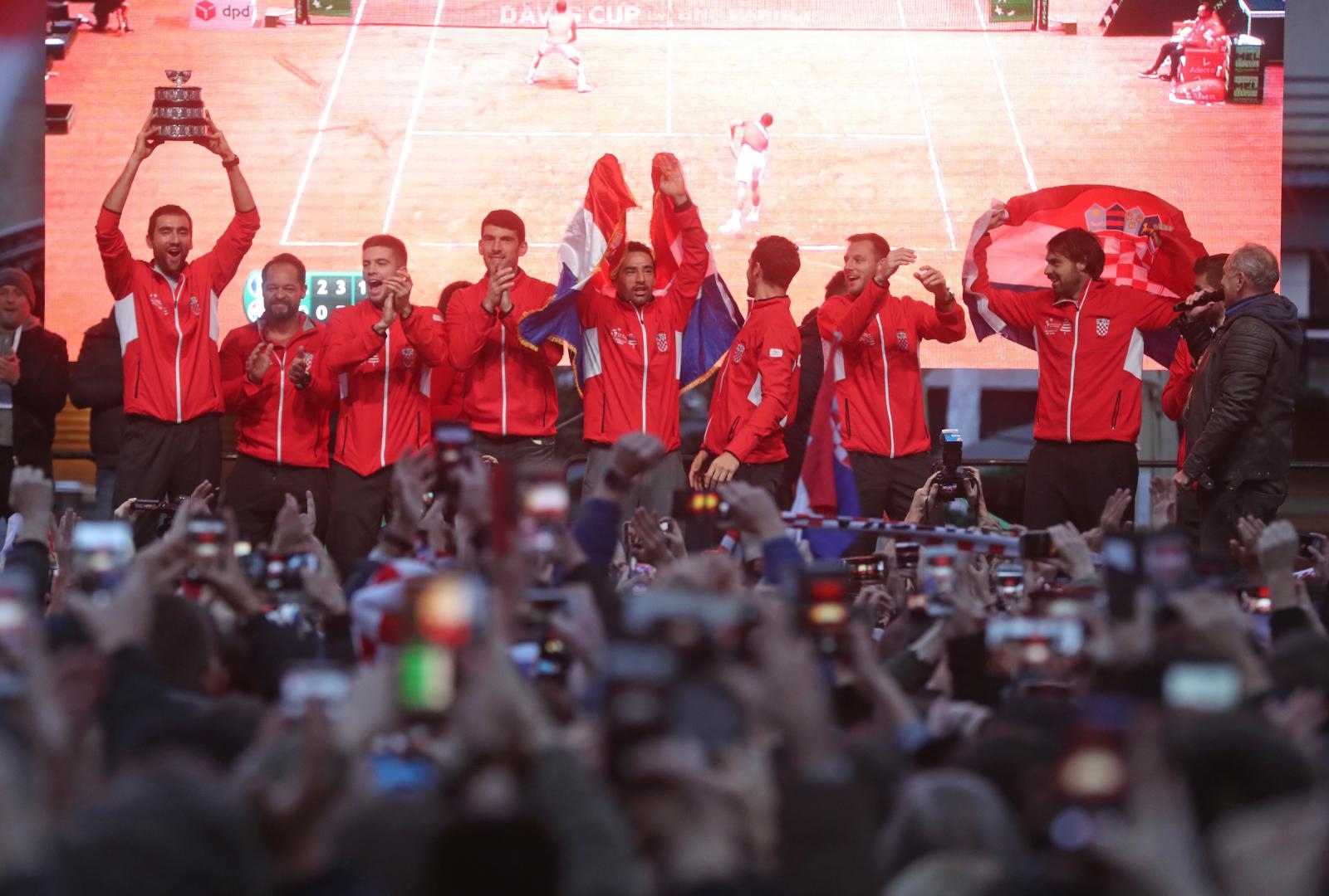 Zlatne tenisače na Trgu bana Josipa Jelačića dočekale tisuće navijača Zlatne tenisače na Trgu bana Josipa Jelačića dočekale tisuće navijača