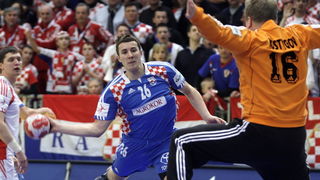 Graz, 210110.
EURO 2010 u rukometu. 
Trece kolo skupine A. Utakmica Hrvatska – Rusija.
Na fotografiji: Manuel Strlek, Alexey Kostygov.
Foto: Nenad Dugi / Cropix