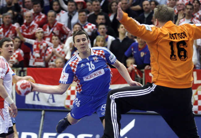Graz, 210110.
EURO 2010 u rukometu. 
Trece kolo skupine A. Utakmica Hrvatska – Rusija.
Na fotografiji: Manuel Strlek, Alexey Kostygov.
Foto: Nenad Dugi / Cropix
