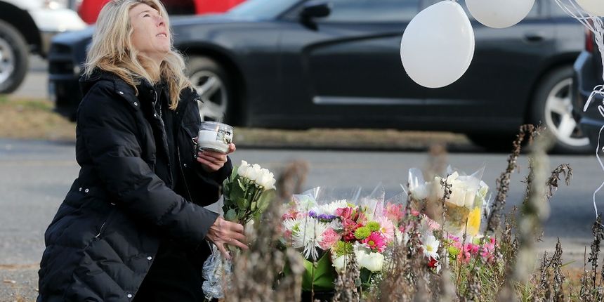 Bdijenje za žrtve masakra u Newtownu, foto: jazabel.com