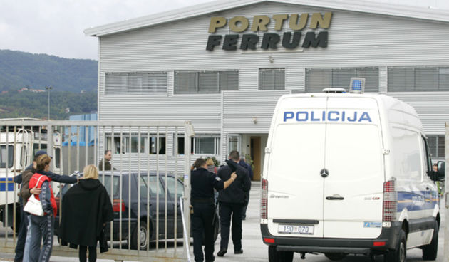 Zagreb, 190910.
Jucer su se dva radnika otrovala su se i ugusila plinom u tvornici Portun Ferrum u Jankomiru.
Na fotografiji: zena jednog od poginulih (u crvenoj jakni) i direktorica Portun Ferruma (desno).
Foto: Bernard Covic / CROPIX