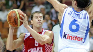 Katowice, 200909.
Dvorana Sport Arena Spodek.
Europsko prvenstvo u kosarci u Poljskoj, razigravanje izmedju Francuske i Hrvatske za peto mjesto na prvenstvu.
Na slici: Davor Ks i Jeanneau.
Foto: Drago Sopta  / CROPIX