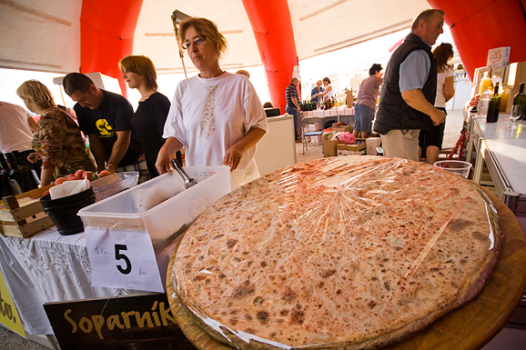“Kupujmo hrvatsko” i “Vrijedne ruke” (foto:Saša Čuka) “Kupujmo hrvatsko” i “Vrijedne ruke” (foto:Saša Čuka)