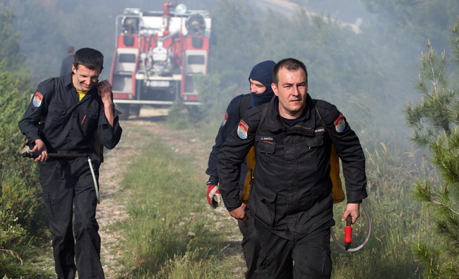 Zadar, 050510.
U popodnevnim satima juzno od zadarskog predjela Dracevac izbio je pozar koji su osim vatrogasaca na zemlji gasili i kanader i airtractor.
Foto : Vladimir Ivanov / CROPIX Zadar, 050510.
U popodnevnim satima juzno od zadarskog predjela Dracevac izbio je pozar koji su osim vatrogasaca na zemlji gasili i kanader i airtractor.
Foto : Vladimir Ivanov / CROPIX