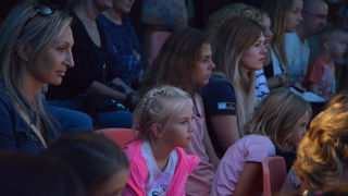 Ružno pače u izvedbi Dragon Teatra Ružno pače u izvedbi Dragon Teatra