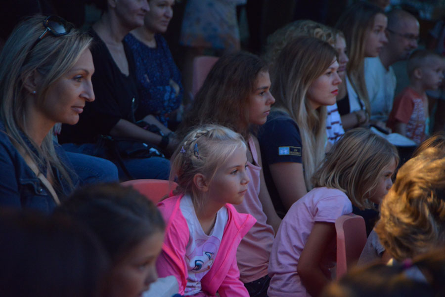 Ružno pače u izvedbi Dragon Teatra Ružno pače u izvedbi Dragon Teatra