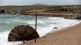 Olujna bura poharala plažu Zrće. Photo: Dalibor Urukalović/PIXSELL