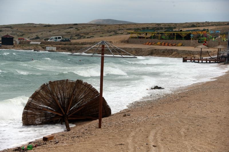 Olujna bura poharala plažu Zrće. Photo: Dalibor Urukalović/PIXSELL