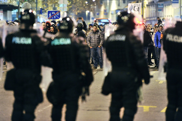 Maribor (Slovenija), 031212.
Prosvjed gradjana Maribora protiv trenutacnog gradonacelnika Franca Kanglera, osumnjicenog za umjesanost u korupciju. Prosvjed je zapoceo okupljanjem nekoliko tisuca ljudi na Trgu Slobode, a zatim se preselio ispred zgrade opc Maribor (Slovenija), 031212.
Prosvjed gradjana Maribora protiv trenutacnog gradonacelnika Franca Kanglera, osumnjicenog za umjesanost u korupciju. Prosvjed je zapoceo okupljanjem nekoliko tisuca ljudi na Trgu Slobode, a zatim se preselio ispred zgrade opc