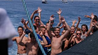 Tunuara 2016 – defile ribarica, spremanje brudeta, demonstracija ribarske vještine i koncert Zorica Kondža. Foto: TZ općine Kali/Adam Vidas Tunuara 2016 – defile ribarica, spremanje brudeta, demonstracija ribarske vještine i koncert Zorica Kondža. Foto: TZ općine Kali/Adam Vidas