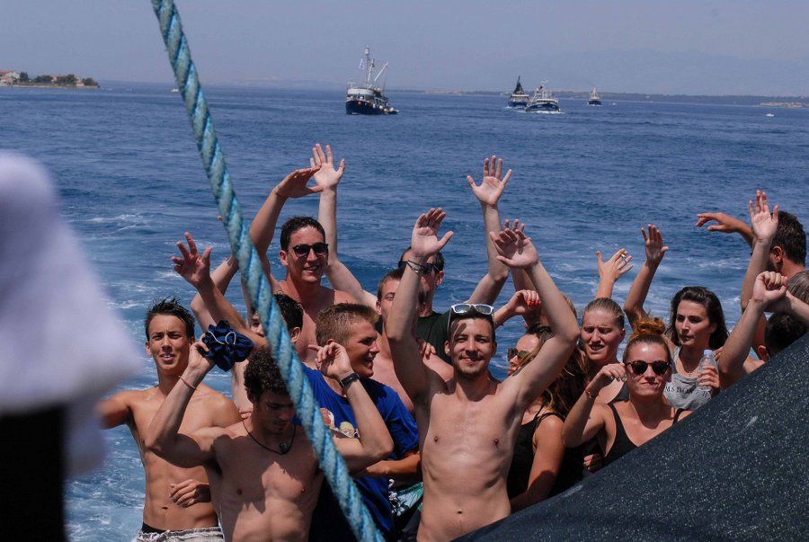 Tunuara 2016 – defile ribarica, spremanje brudeta, demonstracija ribarske vještine i koncert Zorica Kondža. Foto: TZ općine Kali/Adam Vidas Tunuara 2016 – defile ribarica, spremanje brudeta, demonstracija ribarske vještine i koncert Zorica Kondža. Foto: TZ općine Kali/Adam Vidas