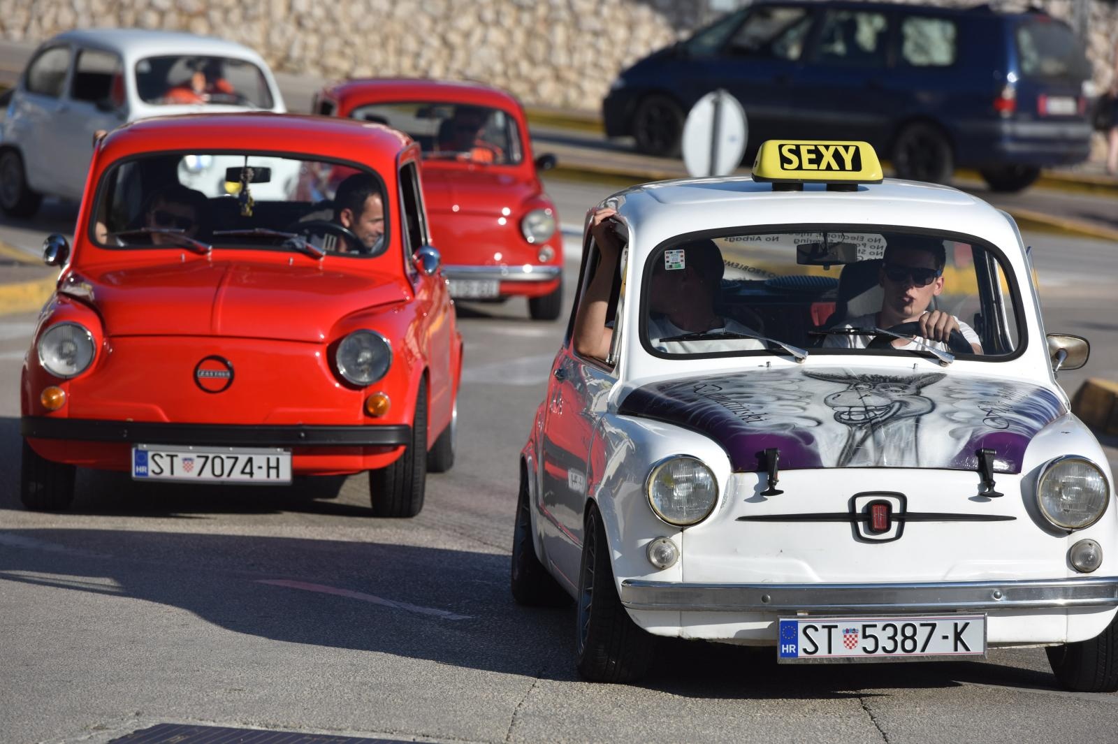 Primošten: Defile sudionika 2. Međunarodnog Fićo skupa Šibenik 2018. Primošten: Defile sudionika 2. Međunarodnog Fićo skupa Šibenik 2018.
