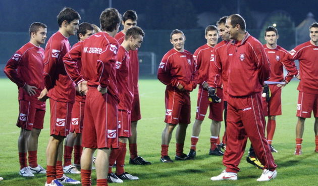 Zagreb, 140909.
Trening Centar NK Zagreb.
Prvi trening novog trenera NK Zagreba, Igora Stimca.
Na slici: Igor Stimac s igracima NK Zagreb.
Foto: Nenad Dugi / CROPIX