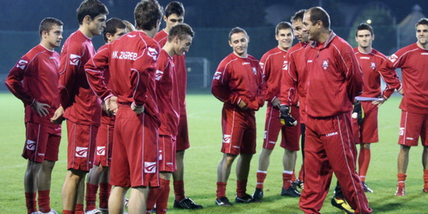 Zagreb, 140909.
Trening Centar NK Zagreb.
Prvi trening novog trenera NK Zagreba, Igora Stimca.
Na slici: Igor Stimac s igracima NK Zagreb.
Foto: Nenad Dugi / CROPIX Zagreb, 140909.
Trening Centar NK Zagreb.
Prvi trening novog trenera NK Zagreba, Igora Stimca.
Na slici: Igor Stimac s igracima NK Zagreb.
Foto: Nenad Dugi / CROPIX