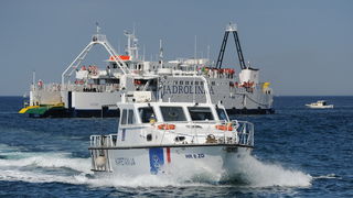 Zadar, 190413.
Pokazno-edukacijska vjezba spasavanja na moru “More i sigurnost” na moru ispred Morskih orgulja; sudjelovalo je 14 institucija (policija, vatrogasci, Crveni kriz, hitna pomoc, ronilacki klubovi…). Simuliran je pozar na Jadrolinijinom traj