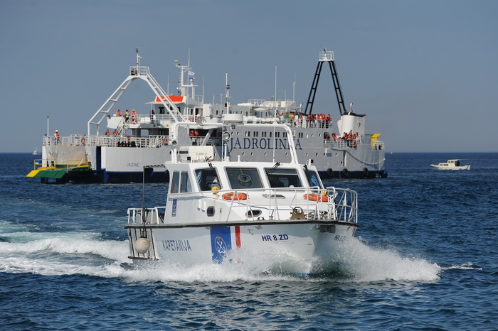 Zadar, 190413.
Pokazno-edukacijska vjezba spasavanja na moru “More i sigurnost” na moru ispred Morskih orgulja; sudjelovalo je 14 institucija (policija, vatrogasci, Crveni kriz, hitna pomoc, ronilacki klubovi…). Simuliran je pozar na Jadrolinijinom traj