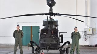 Predsjednica Grabar-Kitarović na predstavljanju novih helikoptera Kiowa Warriors u 93. Zrakoplovnoj bazi u Zemuniku. Photo: Dino Stanin/PIXSELL Predsjednica Grabar-Kitarović na predstavljanju novih helikoptera Kiowa Warriors u 93. Zrakoplovnoj bazi u Zemuniku. Photo: Dino Stanin/PIXSELL