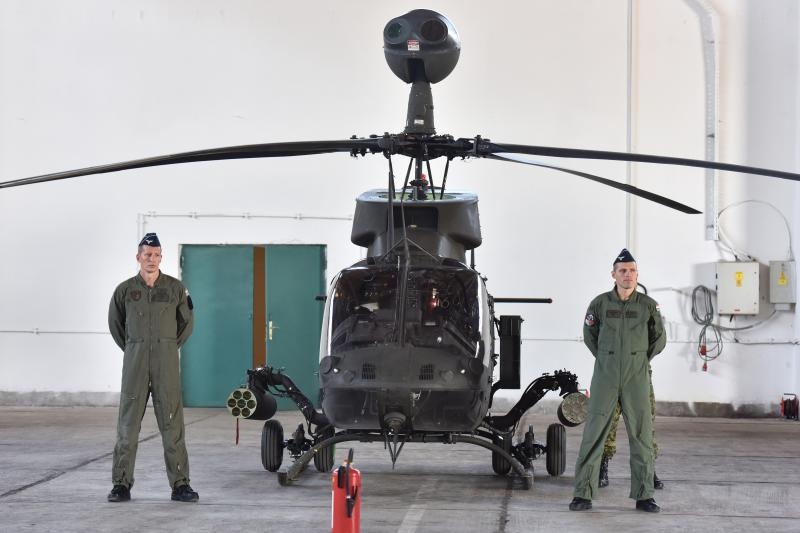 Predsjednica Grabar-Kitarović na predstavljanju novih helikoptera Kiowa Warriors u 93. Zrakoplovnoj bazi u Zemuniku. Photo: Dino Stanin/PIXSELL Predsjednica Grabar-Kitarović na predstavljanju novih helikoptera Kiowa Warriors u 93. Zrakoplovnoj bazi u Zemuniku. Photo: Dino Stanin/PIXSELL