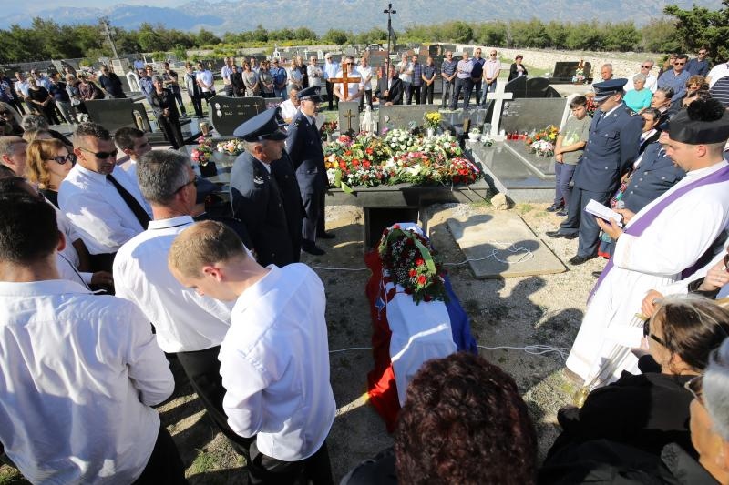 Mirko Miočić ispraćen na posljednji počinak na mjesnom groblju u Rtini Mirko Miočić ispraćen na posljednji počinak na mjesnom groblju u Rtini