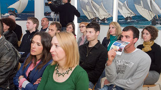U Muzeju antičkog stakla otvorena je izložba fotografija ”Rota palagruzona” autora Ive Pervana i predavanje ”Falkuša – od Palagruže do Atlantika” profesora Joška Božanića, foto: Leo Banić U Muzeju antičkog stakla otvorena je izložba fotografija ”Rota palagruzona” autora Ive Pervana i predavanje ”Falkuša – od Palagruže do Atlantika” profesora Joška Božanića, foto: Leo Banić